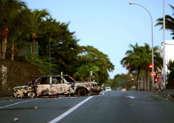 275574_une-voiture-calcinee-dans-une-rue-de-saint-denis-de-la-reunion-apres-des-violences-le-22-fevrier-2012