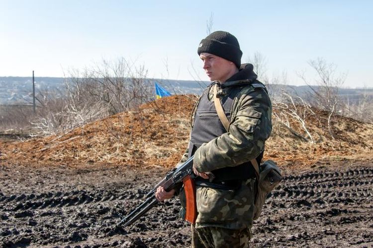 631752-un-soldat-ukrainien-a-la-frontiere-entre-l-ukraine-et-la-russie-dans-la-region-de-kharkiv-le-21-mars