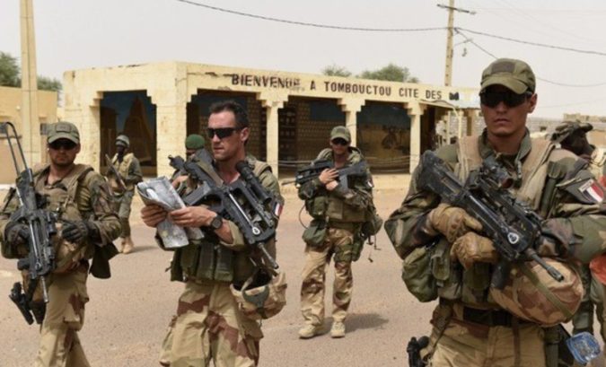 actualite_soldats-francais-equipes-pistolet-famas
