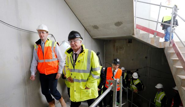 le-ministre-du-travail-francois-rebsamen-visite-un-chantier-de-construction-le-27-octobre-2014-a-paris_5137931
