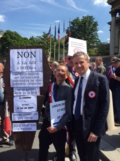 manifestation_avec_les_maires_ruraux_devant_lassemblee_nationale_contre_la_loi_notre_24_06_2015