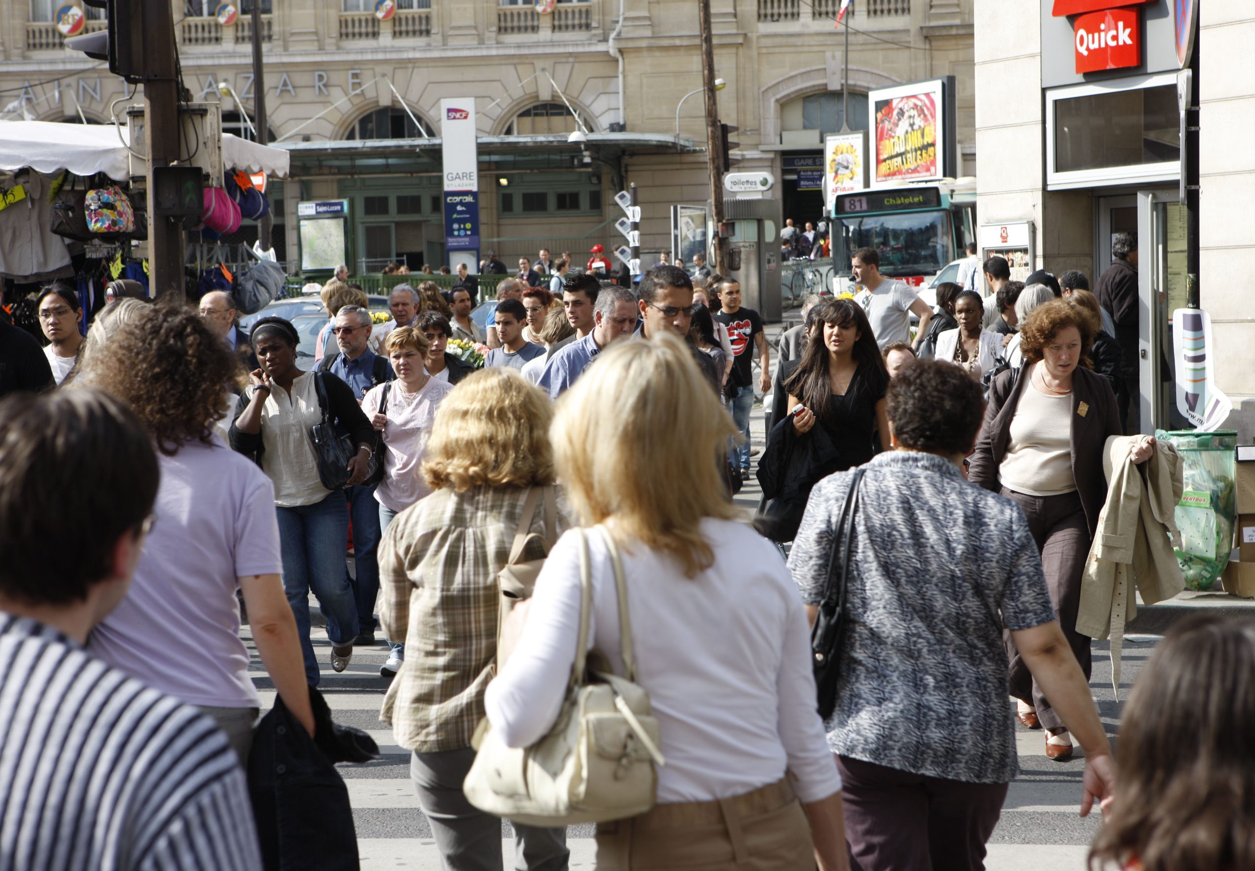tribune_0601_societe_foule_st_lazare_hi-scaled