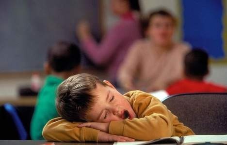 tribune_enfant_ecole_dort