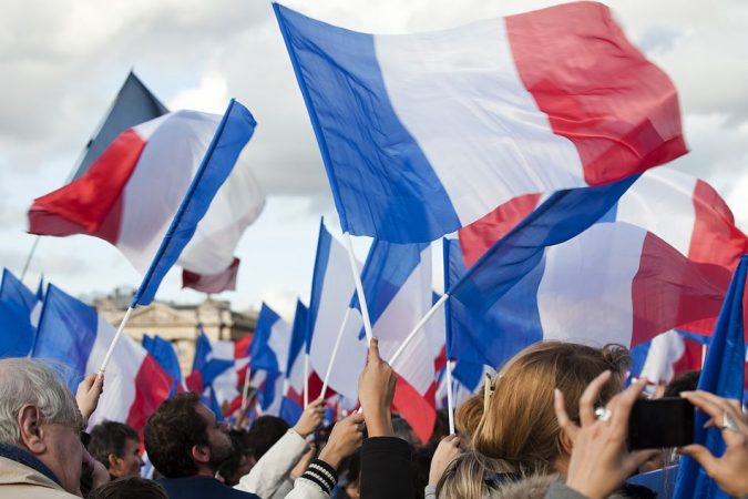 tribune_foule_drapeaux