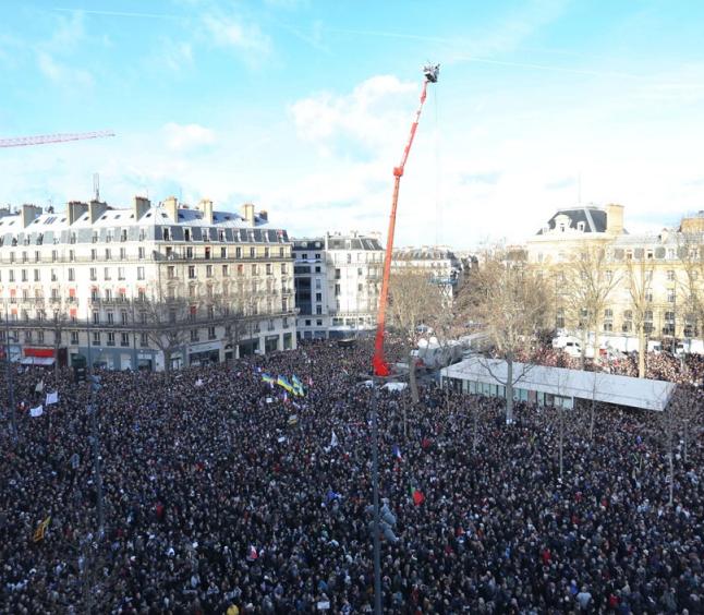 tribune_rassemblement